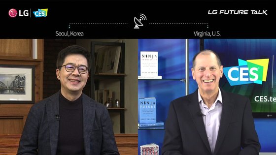LG전자 CTO 박일평 사장(왼쪽)과 CTA(미국소비자기술협회) CEO 게리 샤피로가 13일 가전·IT 전시회 CES 2021에서 열린 'LG 미래기술대담'에서 대화를 나누고 있다. LG전자 제공