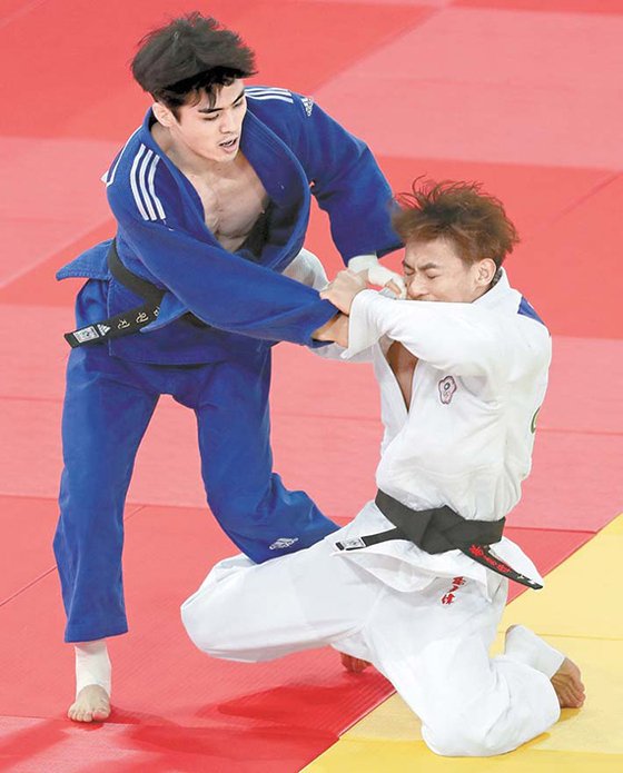 김원진(왼쪽)이 결승에서 상대 공격을 막고 있다. [중앙포토]
