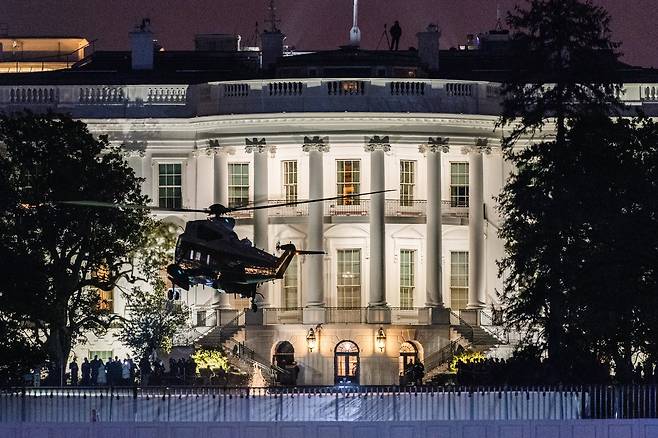 대통령 전용 헬기인 해군 1호기가 12일 밤 백악관에 착륙하고 있다. 트럼프 대통령의 임기는 오는 20일로 끝이 난다. AP=연합뉴스