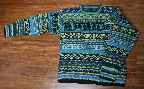 페어 아일 스웨터를 더욱 성숙하게 입고 싶다면 코듀로이 팬츠와 옥스퍼드 버튼다운 셔츠와 함께 입자. 가장 멋진 스타일을 완성할 수 있다.[사진 Lisa Dusseault on Wikimedia Commons]