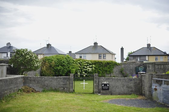 지난 2014년 아일랜드 골웨이주 투암에서 발견된 어린이 800명 집단 매장지. [EPA=연합뉴스]