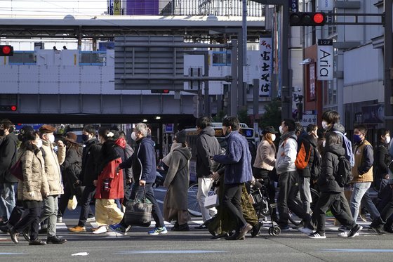 지난 3일 일본 시민들이 도쿄 거리를 걷고 있다. AP=연합뉴스