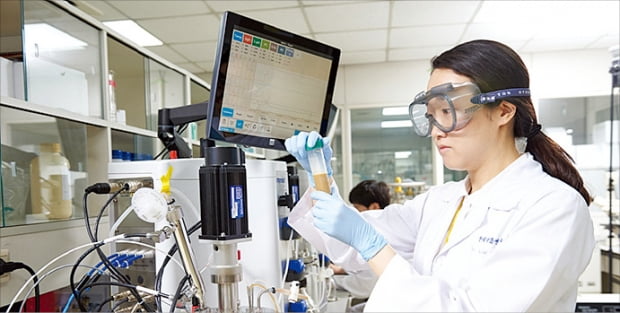 한미약품 연구원이 경기 동탄 연구센터에서 약물실험을 하고 있다.  한미약품  제공