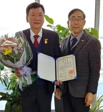 왼쪽부터 성기홍 씨티씨바이오 대표와 이상길 한국단미사료협회 회장.