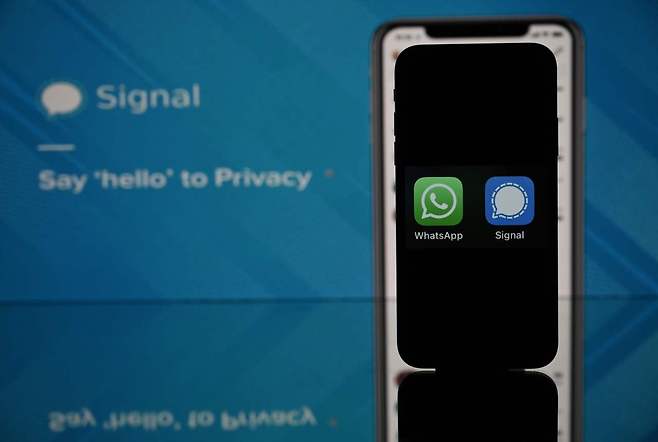 The logos of WhatsApp and Signal mobile messaging services. (AFP-Yonhap)