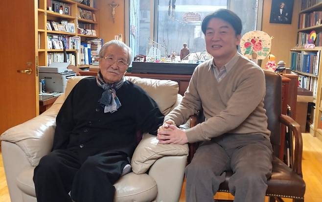 ▲김동길 연세대 명예교수(왼쪽)를 만난 안 대표 모습 사진=안철수 대표 페이스북