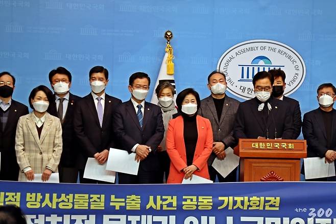 더불어민주당 환경특별위원회, 탄소중립특별위원회와 과학기술정보방송통신위원회, 산업통상자원중소벤처기업위원회 소속 의원들이 13일 국회에서 월성 원전 삼중수소 검출 논란 관련 기자회견을 열고 있다./자료=양이원영 의원실