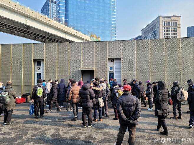 12일 오후 12시30분 서울역 앞에서 노숙인들이 자선단체에서 주는 물품을 받으려고 줄서있다. /사진=이창섭 기자