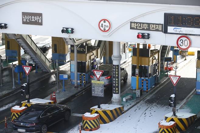 서울시가 자동차세를 1월에 일시 납부하면 연세액의 9.15% 세액공제 혜택을 받을 수 있는 연납 신청을 오는 31일까지 받는다. 지난 7일 오후 서울 중구 남산 1호터널에서 차량들이 지나고 있다. /사진=뉴스1 이승배 기자