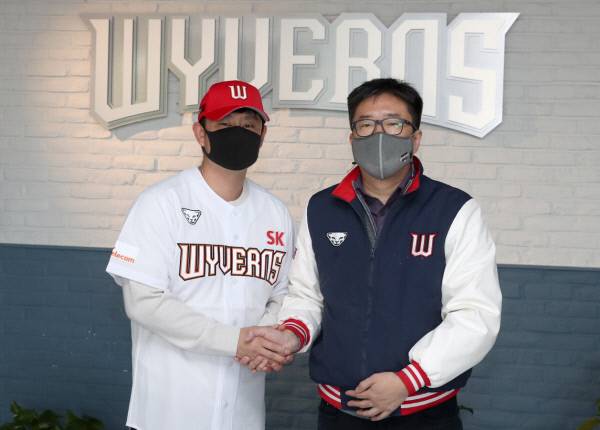 사인 앤 트레이드로 SK 유니폼을 입은 김상수가 13일 오전 인천 SK 와이번스 구단 사무실을 찾아 류선규 단장과 악수를 나누고 있다. SK 제공