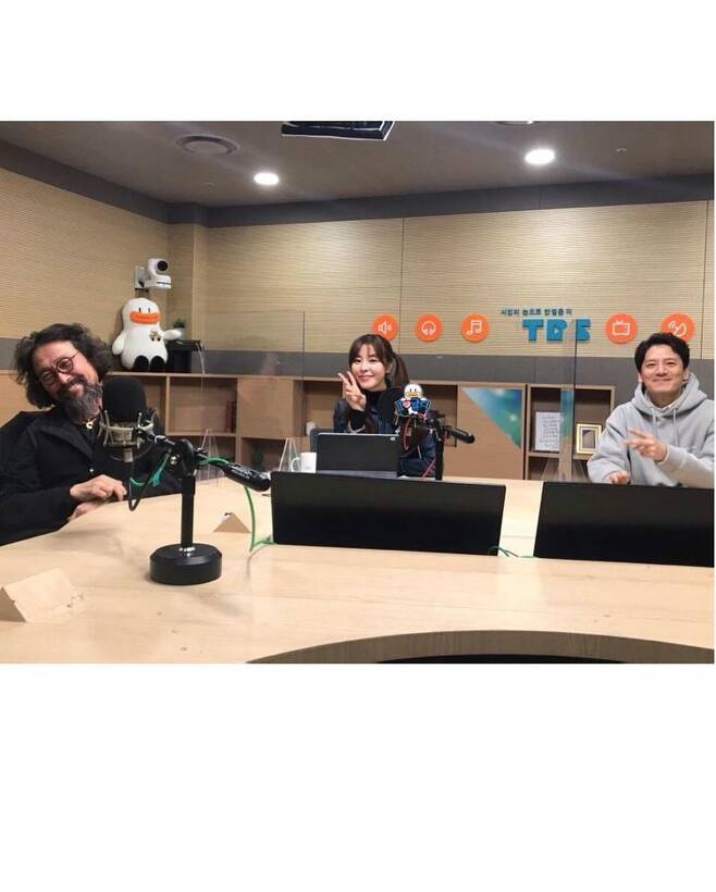 Actor Kim Gyu-ri meets Worseful Rumors actors Ahn Suk-hwan and Lee Do-yeop.Kim Gyu-ri posted a certification shot on personal SNS on January 13th, featuring Ahn Suk-hwan and Lee Do-yeop and tbs FM Kim Gyu-ris Fondant Fondant.Kim Gyu-ri announced the appearance of Ahn Suk-hwan, senior chairman of the OCN Worseful Rumors counters, who are recording a phenomenal audience rating these days, and Lee Do-yeop actor of the evil crystal Jo Tae-shin.This drama is just my style. I am sorry that I have only four times left now, he said. I will watch it until the last time.