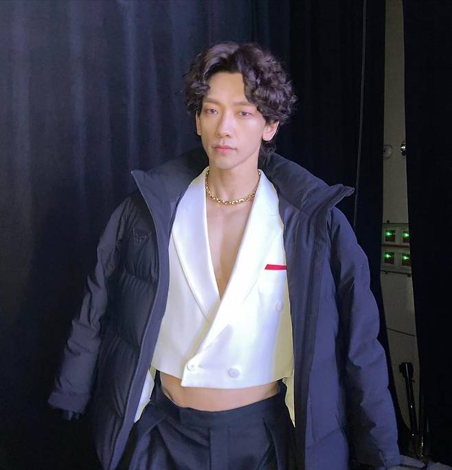 Singer Rain has revealed her warm and recent situation.Rain posted a picture on his Instagram on January 13 with a flame-shaped emoticon.In the open photo, Rain stares into the air, padded on an unconventional crop jacket that looks like a stage costume, with solid muscles and sculptural looks catching his eye.After marrying actor Kim Tae-hee, he showed his end of self-management and excited the fans hearts.Meanwhile, Rain released the single Lets Change to Me with Park Jin-yeong last month.