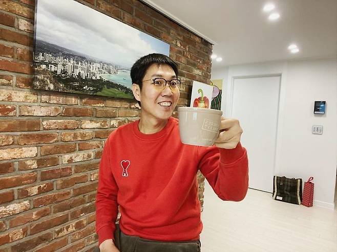 The comedian Kim Young-chul has released his latest news.Kim Young-chul wrote in his Instagram   on January 13, Today I made a snowman, I drank Cocoa bean bean, I drank hot chocolate, and I did well.I do not want to do it all at once today.    But it is delicious Cocoa bean bean! It is a good place to be a party. In the photo, Kim Young-chul showed a bright smile while drinking Cocoa bean bean drinks.Kim Young-chul showed a unique fashion digestion Power wearing a red T-shirt.On the other hand, Kim Young-chul is in charge of SBS Power FM Kim Young-chuls Power FM.