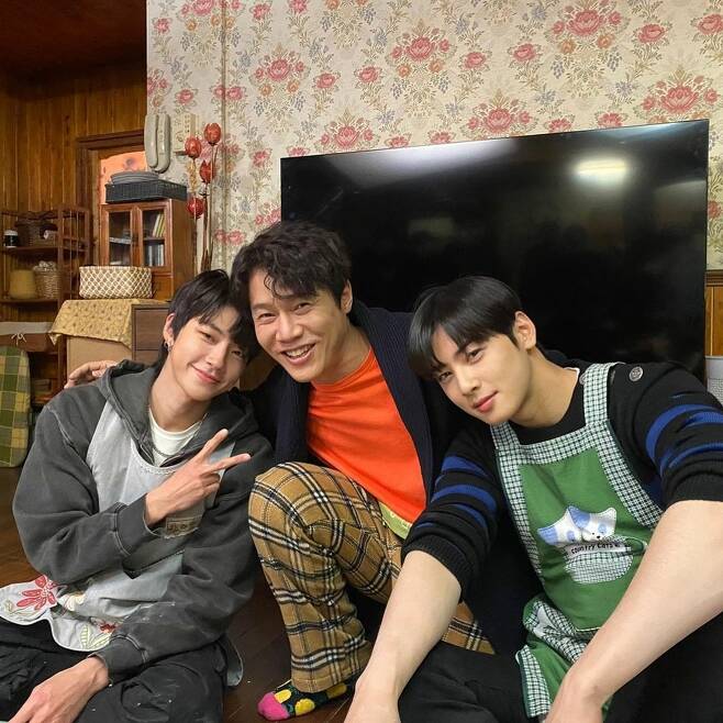 Actor Park Ho-san admired Jung Eun-woo, Hwang In-yeop visuals.Park Ho-san wrote on his Instagram account on January 13 that The squid experience is right. Everyone is squid in between.Suho, Sujun, squid, and daddy and posted a picture.In the public photos, Park Ho-san is sitting between Hwang In-yeop and Jung Eun-woo sitting in an apron.Park Ho-san, who smiled at the camera, immediately laughed with a comic look.