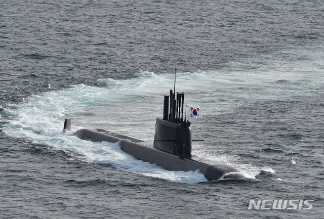 [서울=뉴시스]해군은 해군잠수함사령부가 창설 30주년 280만 마일 무사고 항해를 했다고 1일 밝혔다. 사진은 설계에서부터 건조까지 우리나라의 기술로 건조한 3,000톤급 중형잠수함인 도산안창호함의 항해시운전 모습. (사진=해군 제공) 2020.06.01. photo@newsis.com