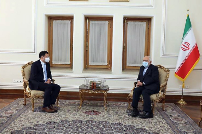 최종건 외교부 1차관이 지난 11일(현지시간) 이란 테헤란에서 모하마드 자바드 자리프 이란 외무장관과 만나 대화하고 있다. 연합뉴스