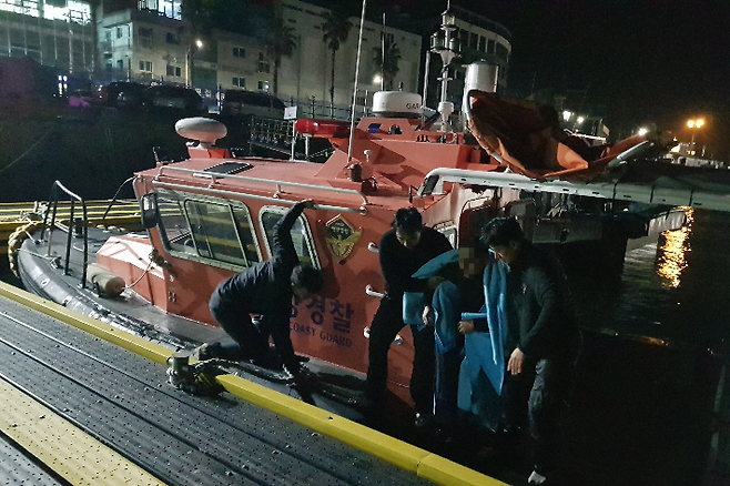차량 운전자 구조 모습. 서귀포해양경찰서 제공