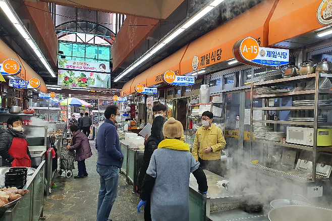 순천시는 지난 5일 '낮술 금지' 행정명령과 관련해 순천웃장 국밥거리에서 단속을 벌였다. 독자 제공