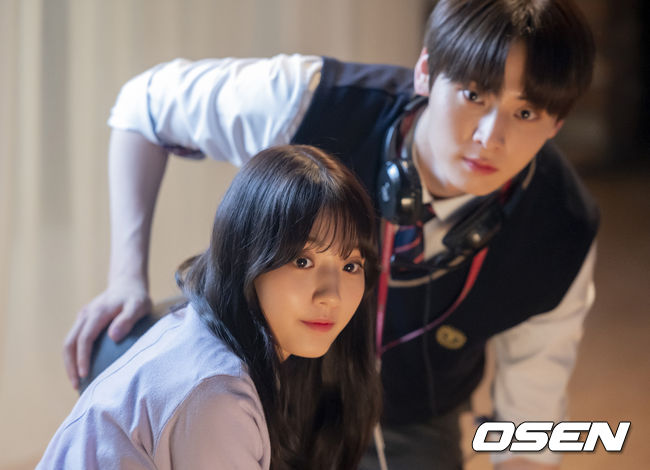 On the 15th, JTBC Drama Love Live! On (director Kim Sang-woo/playplayplay Bang Yu-jeong/production PLAYLIST, Keith, JTBC Studio) filming scene was unveiled.Actor Jin Da-bin and Hwang Min-hyun are playing Acting.Love Live!On, which ended on the 12th, is a romance drama that takes place when Anha Muin star Baek Ho-rang, who is at the peak of the popular pyramid at Seoyeon High School, where trendy and famous are soon to become class, enters the broadcasting station with Ko Eun-taek, the director of the perfectionist broadcasting station, to find an anonymous sniper who wants to expose his past.Hwang Min-hyun (Ko Eun-taek station), Jeong Da-bin (Baek Ho-rang station), Noh Jong-hyun (Doo Jae station), Yang Hye-ji (Ji So-hyun station), Yeon-woo (Kang Jae-yi station), and Choi Byung-chan (Kim Yu-shin station) gave a fresh and fresh dream, friendship and love of eighteen high school students and gave them a nostalgia that they could feel only in those days.