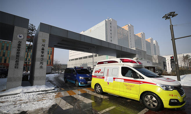 13일 생활치료센터로의 이송 등을 위한 구급차가 서울 동부구치소를 나서고 있다. 연합뉴스