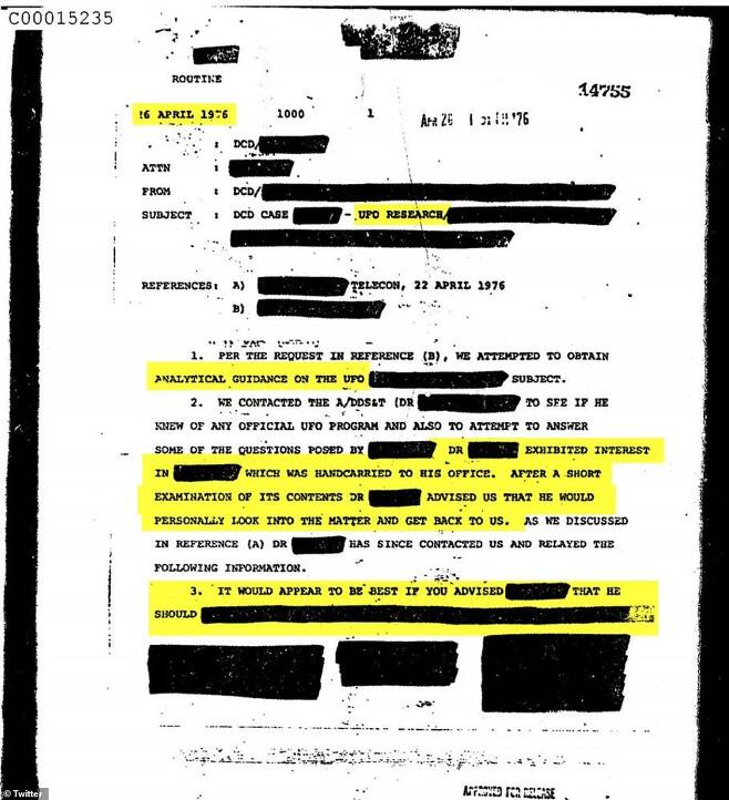 검은색 매직팬으로 많은 부분이 삭제 처리된 이 CIA 보고서는 1976년 4월 과학기술부 부국장에게 직접 전달된 것으로, UFO의 긴급 정보를 설명한다.(사진=블랙볼트/트위터)