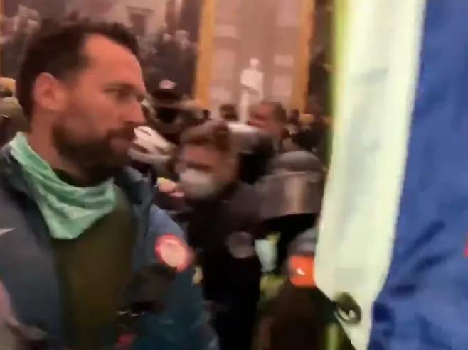 미국 올림픽 수영 금메달리스트 켈러가 연방 의회 의사당에 난입한 폭력 시위에 가담한 장면이 포착됐다. TMZ 캡처