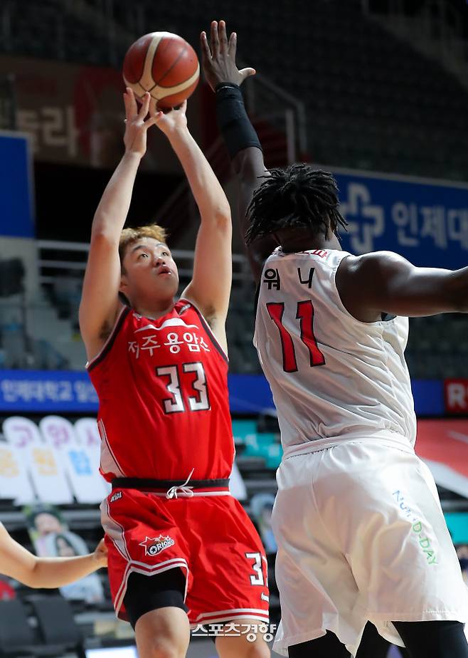 고양 오리온 이승현이 13일 고양체육관에서 열린 2020-2021 현대모비스 프로농구 서울 SK와의 경기에서 자밀 워니의 마크를 피해 골밑슛을 시도하고 있다. 2021.01.13 / 고양 | 이석우 기자