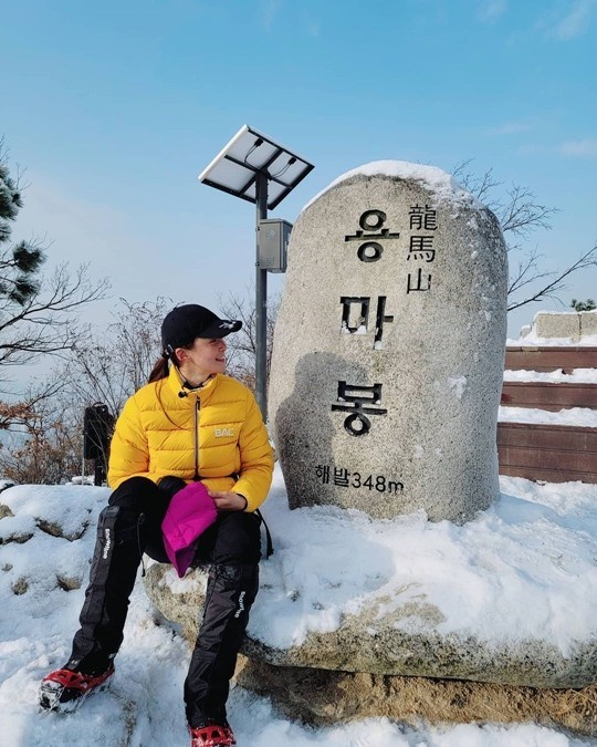 Actor Lee Si-young has revealed that he is having an active day even after snow.Lee Si-young said on Instagram on the 13th, Yongmasan. You have Frozen in Seoul. You should go up in 30 minutes. It feels like walking.The night view is really beautiful. The photo shows Lee Si-young sitting on the settlement of Yongma Mountain and smiling brightly.Lee Si-young also has a good time, making snowmen with piled eyes and snowballing, and attracts Eye-catching.On the other hand, Lee Si-young recently attracted Eye-catching by showing active activities such as running the Han River from dawn and exercising at the gym at the MBC entertainment program Power of omniscient Interference.Photo Lee Si-young SNS