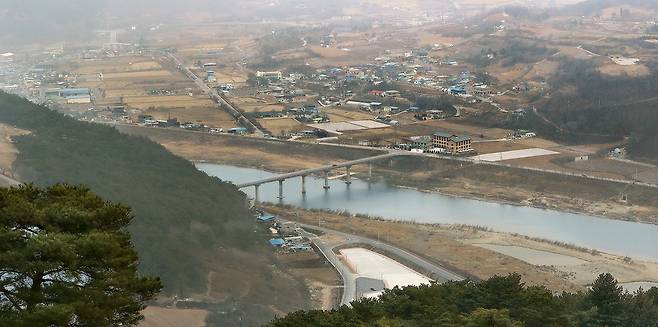 온달산성에서 바라본 남한강과 벌판 [사진/조보희 기자]