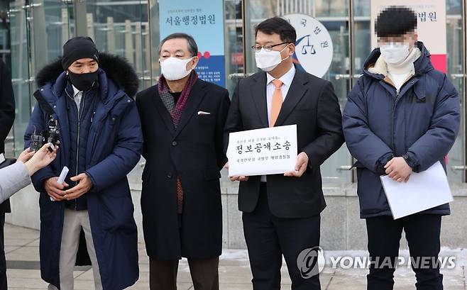 북한 피격 공무원 유족, 정부 상대 정보공개 청구 행정소송 (서울=연합뉴스) 김인철 기자 = 13일 오후 서울 서초구 서울행정법원 앞에서 열린 북한군에 피격된 해양수산부 공무원 유가족의 정보공개청구 행정소송 기자회견에서 피살 공무원의 형 이래진 씨(왼쪽)가 발언하고 있다. 2021.1.13 yatoya@yna.co.kr