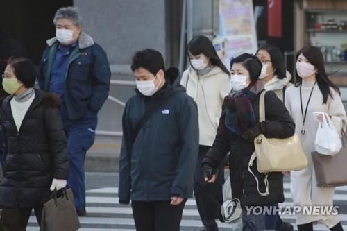 (도쿄 AP=연합뉴스) 신종 코로나바이러스 감염증(코로나19) 긴급사태가 선포된 가운데 13일 일본 도쿄에서 마스크를 쓴 사람들이 횡단보도를 건너고 있다.