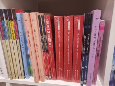 CRRC, 지속적인 문화 교류 대화 촉진을 위해 CRRC Times Electric 및 지역 도서관에서 'China Bookshelf Project' 개시 (PRNewsfoto/CRRC)