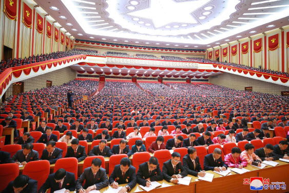 북한 노동당 제8차 대회 참가자들이 13일 평양에서 강습 모임을 했다고 조선중앙통신이 14일 오전 보도했다(사진=평양 조선중앙통신/연합뉴스).