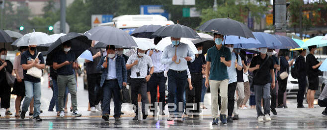 [이데일리 방인권 기자] 역대 최장 장마 기록 49일간 기록과 동률을 이루는 날인 지난해 여름 서울 광화문네거리에서 우산을 쓴 시민들이 출근 발걸음을 서두르고 있다.