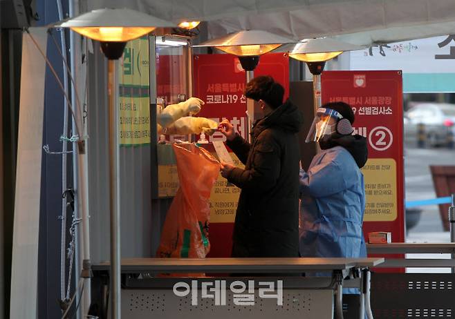 북극한파로 맹추위를 보인 지난 6일 오전 서울 중구 서울시청 광장에 마련된 코로나19 임시 선별검사소에서 한 시민이 검사를 받고 있다. (사진=이데일리 DB)