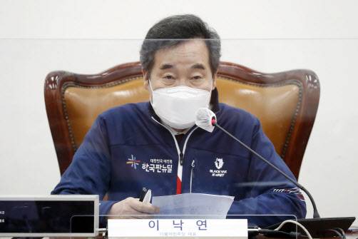 이낙연 민주당 대표는 14일 국회에서 기자들과 만나 박 전 대통령 대법원 판결에 대해 “촛불 혁명의 위대한 정신을 가지고 대한민국 민주주의 발전을 확고히 하는 계기가 되길 바란다”며 “국민의 깊은 상처를 헤아리며 국민께 진솔하게 사과해야 옳다”고 말했다.(사진=연합뉴스)