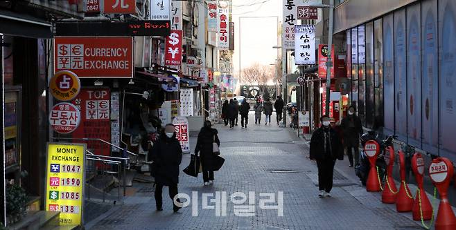 [사진=이데일리 방인권 기자] 국내 코로나19 ‘3차 대유행’이 두 달 가까이 지속 중인 가운데  지난 5일 서울 중구 명동 거리가 신종 코로나바이러스 감염증(코로나19) 여파로 한산한 모습을 보이고 있다.