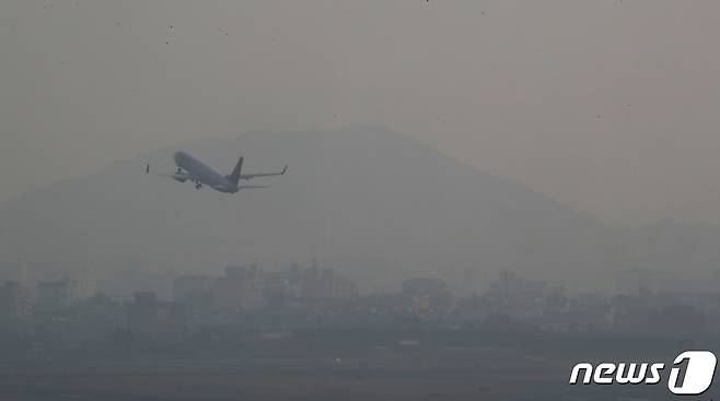 미세먼지로 뒤덮인 제주공항에서 비행기가 이륙하고 있다. .2020.2.11 /뉴스1 © News1 오현지 기자