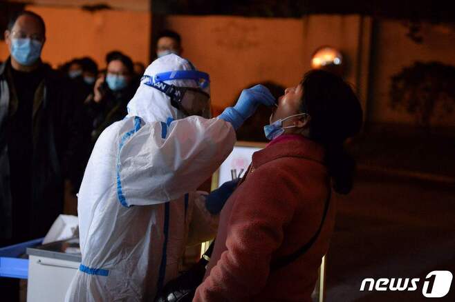 중국 쓰촨 시민들이 코로나19 진단 검사를 받고 있다.© AFP=뉴스1