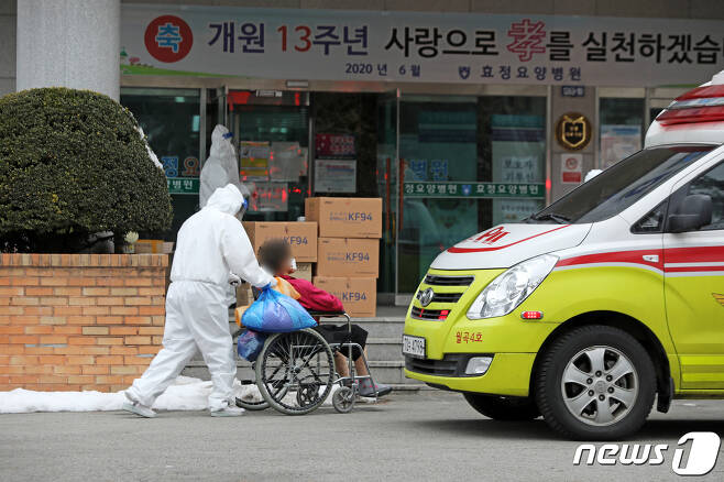 지난 3일 오후 광주 광산구 효정요양병원에서 방역당국 관계자들이 코로나19 확진자를 이송하고 있다.2021.1.3/뉴스1 © News1