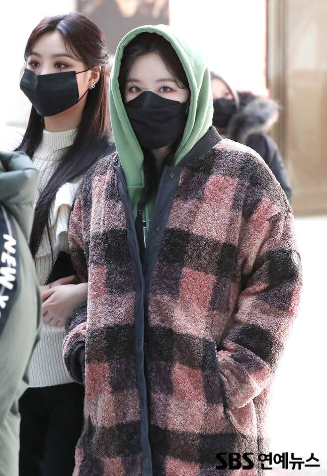 Yeh Shu Hua of group (G)I-DLE is entering the studio for the SBS Power FM Dooshi Escape Cult show broadcast on SBS in Mok-dong district of Seoul Yangcheon district on the afternoon of the 14th.