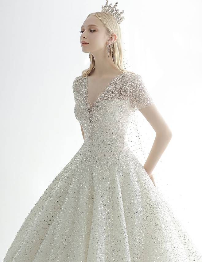 사진 : 웨딩드레스 장다인웨딩 하이니스, 포토그래퍼 유창환(앤유스튜디오), 모델 스카이, 헤어 서은 메이크업 주연(김선진끌로에), 영상 소울워크, 제품협찬 디바이디, 수야