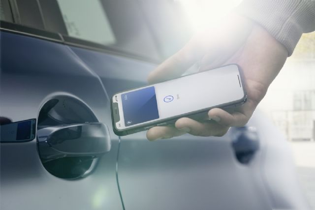 애플 아이폰에 탑재된 디지털키로 BMW 차량 문을 여는 모습 (사진=BMW)