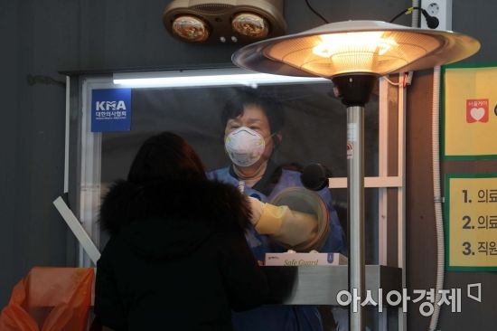 서울광장에 마련된 신종 코로나바이러스감염증(코로나19) 임시 선별검사소에서 시민들이 검사를 받고 있다./문호남 기자 munonam@