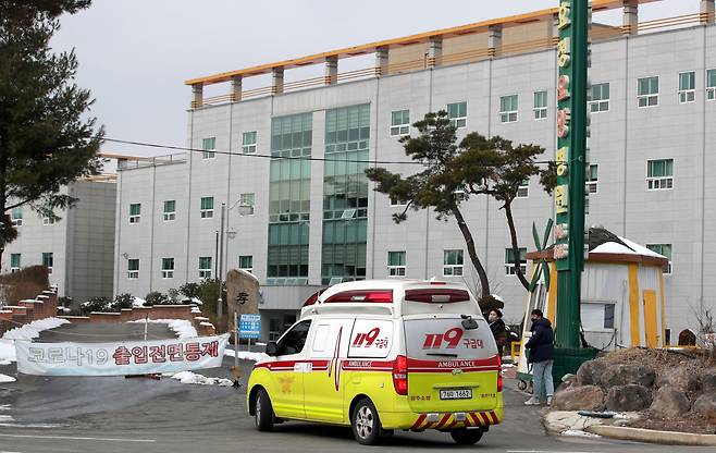 광주 효정요양병원 확진자들이 의료진들의 도움을 받아 구급차에 오르고 있다. /조선일보DB