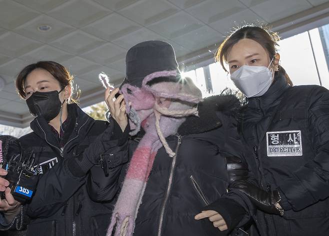 7일 황하나씨가 서울 서부지방법원에서 열린 영장실질 심사에 출석하기 위해 법정으로 들어서고 있다. /이태경기자