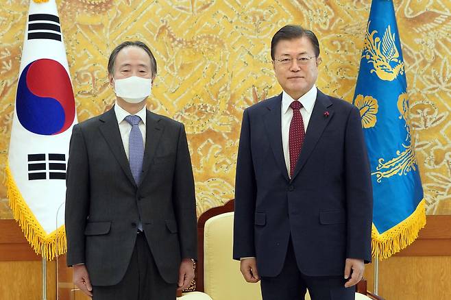 문재인 대통령이 14일 오전 청와대 본관 접견실에서 도미타 코지 주한일본대사를 접견하며 기념촬영을 하고 있다./청와대