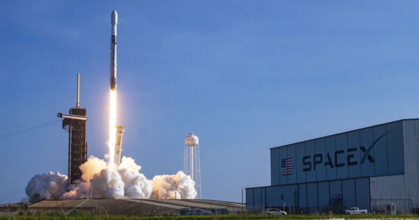 스페이스X가 통신용 위성을 담은 로켓을 우주로 쏘아올리고 있는 모습. /스페이스X