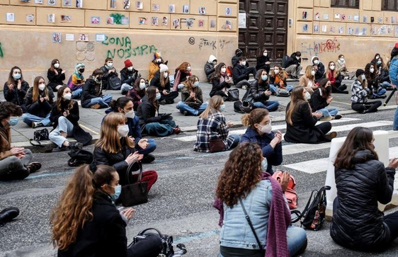 이탈리아 라치오 지역에서 학생들이 야외에서 수업을 받는 모습. /EPA 연합뉴스