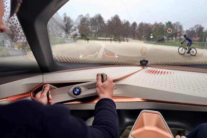 BMW가 공개한 자율주행차 운전석 내부. BMW 제공